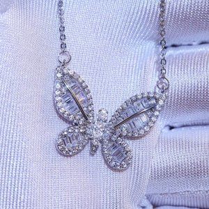 *NEW 18K White Gold Diamond Butterfly Necklace A